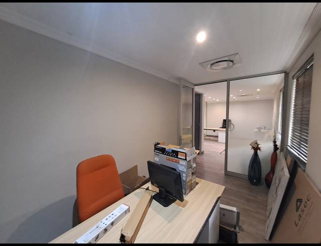 140M² OFFICE TO LET IN DUNKELD WEST